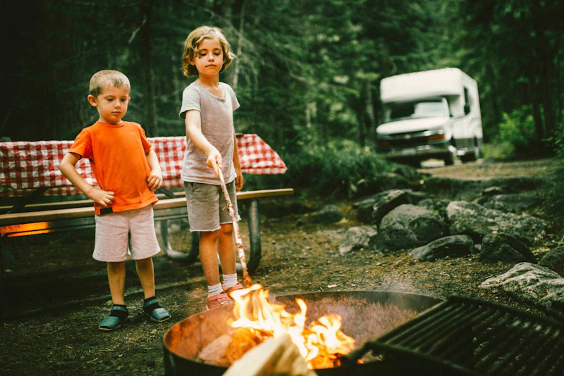 Kids-camping istock