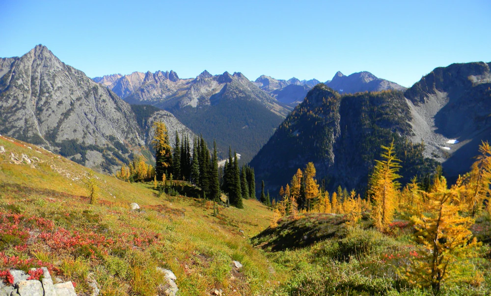 overlook of sharp mountain peaks in fall